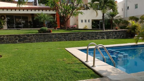 terraza,alberca y jardin