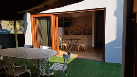 1 Deluxe Ground Unit mit Doppelbett, großem Fernseher und privatem Garten Eigentumswohnung in Roodepoort