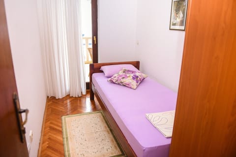 2 bedrooms, iron/ironing board, internet, bed sheets