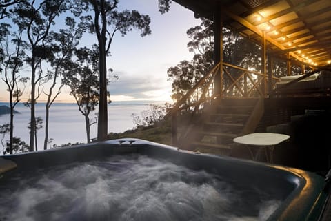Outdoor hot tub overlooking the beautiful Paterson Valley