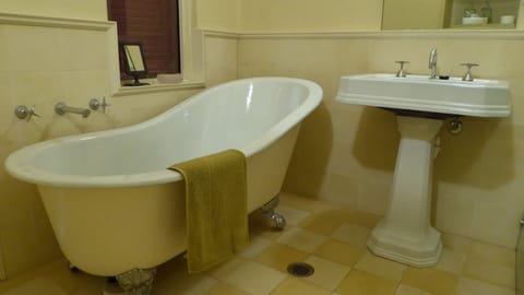 Bathtub, heated floors, soap, shampoo