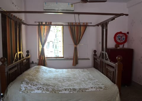 Ethnic Bengali Themed Home stay Bed and Breakfast in Kolkata