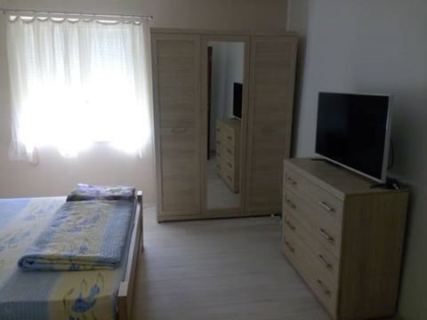 2 bedrooms, iron/ironing board, internet, bed sheets