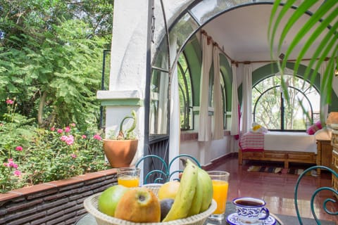 Vista de la terraza hacia la cama- View of bed from terrace.