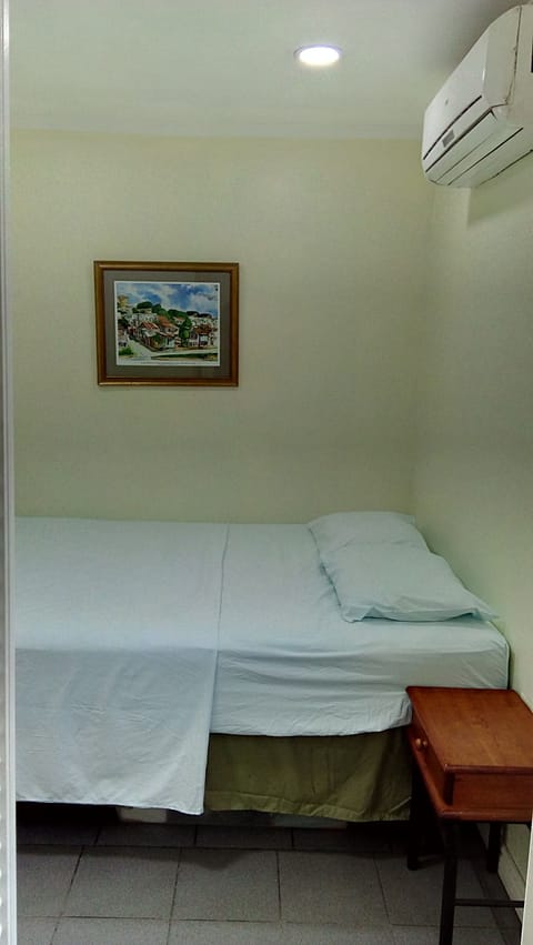 33 - Deluxe Queen Room with private bath and walk-in closet Bed and Breakfast in Port of Spain Corporation