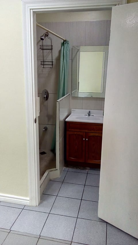 33 - Deluxe Queen Room with private bath and walk-in closet Bed and Breakfast in Port of Spain Corporation