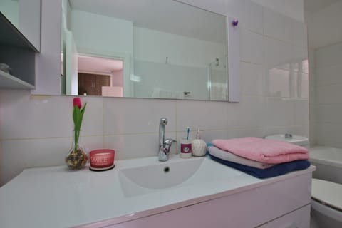 STUNNING 3 BEDROOMS PRIVATE ROOF APT BY GORDON & FRISHMAN BEACH - TEL AVIV Apartment in Tel Aviv-Yafo