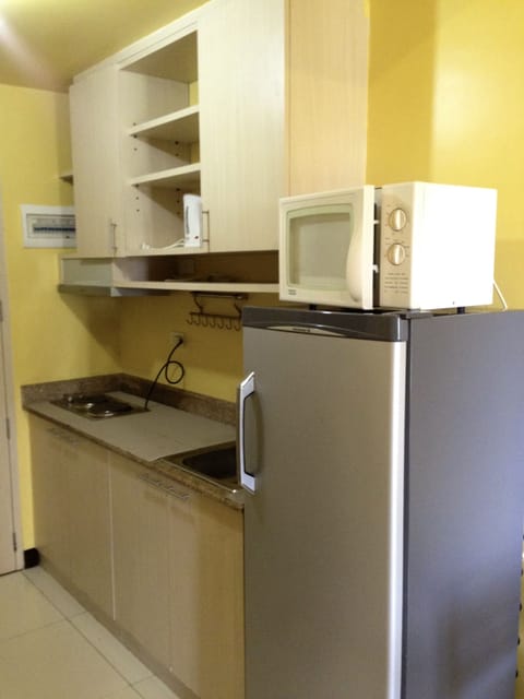 Private kitchen | Fridge, microwave, oven, stovetop