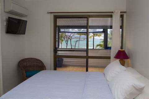 Apollo Jewel No 4 - South Mission Beach - Main queen bedroom vie