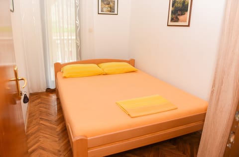 2 bedrooms, iron/ironing board, internet, bed sheets