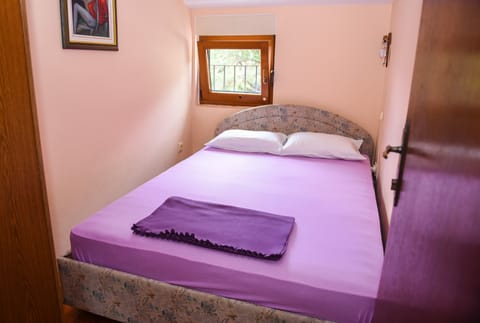 2 bedrooms, iron/ironing board, internet, bed sheets