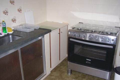 Fridge, stovetop, blender, cookware/dishes/utensils