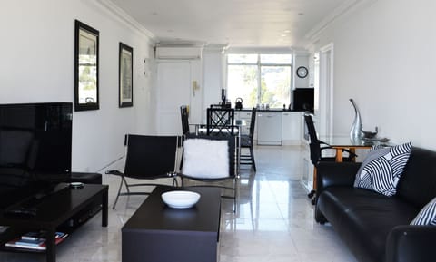 Newly Renovated apartment!
Open plan area and leads out to a balcony.