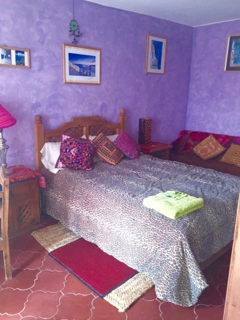 2 bedrooms, iron/ironing board, internet, bed sheets