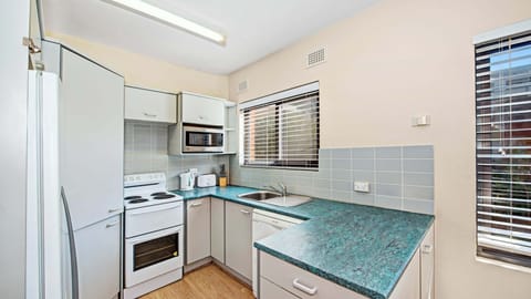 Private kitchen | Fridge, microwave, oven, stovetop