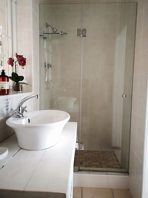 Bedroom 1 en suite bathroom.