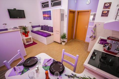 Gemütliche Wohnung in sanften lila Farben Orte im Herzen von Portorož apartment in Portorož