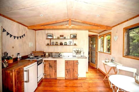 Cosy kitchen cabin - gas oven, hob, fridge and bbq on the deck