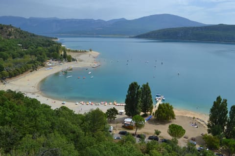 Beach nearby, sun loungers, beach towels