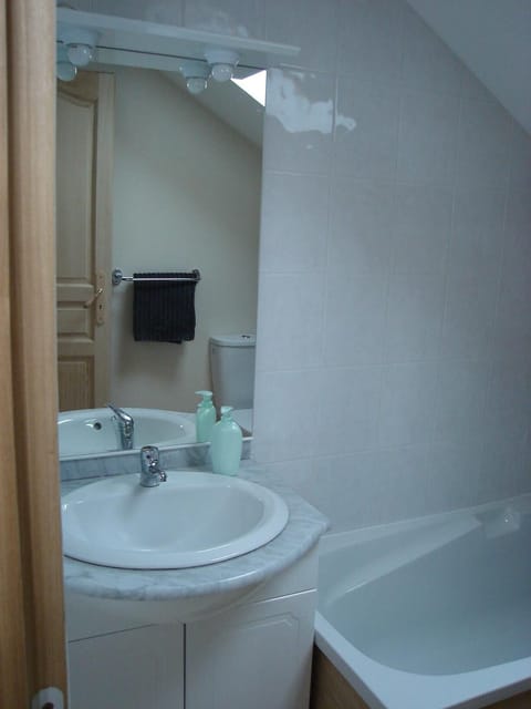 Bedroom 1 ensuite bathroom