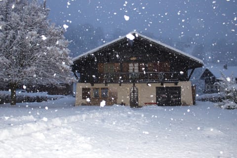 chaletnicole1722 all 'warm & snug in a snow storm'