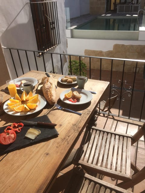 Breakfast on the kitchen terrace