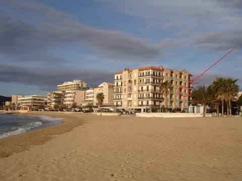 Beach nearby, sun loungers, beach towels