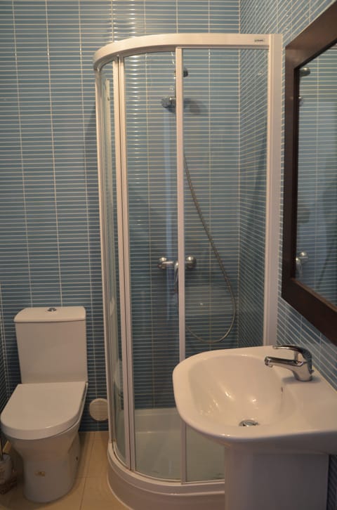 Combined shower/tub, hair dryer, towels