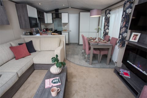 Bovisand Lodge Holiday Park, 3 bedroom caravan, kitchen/lounge
