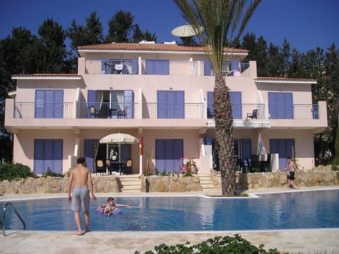 3-bedroom poolside villa in Kato Paphos, Cyprus with roof terrace and free Wi-Fi