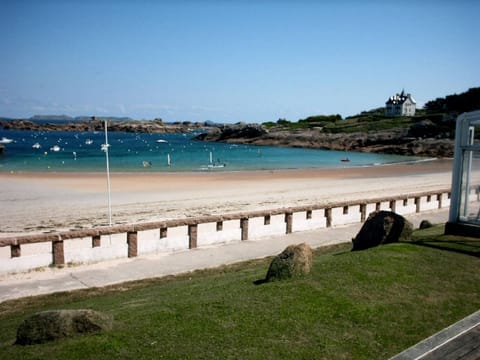 Beach nearby, sun loungers