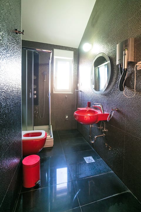 Combined shower/tub, hair dryer, towels