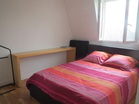 3 bedrooms, iron/ironing board, internet, bed sheets