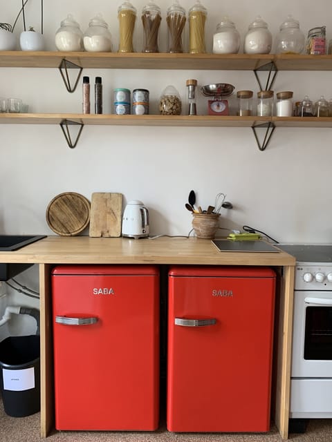 Fridge, oven, stovetop, coffee/tea maker