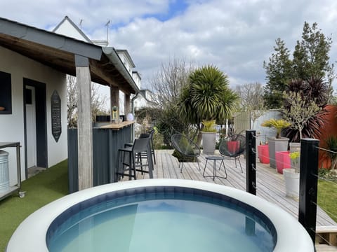 Outdoor spa tub