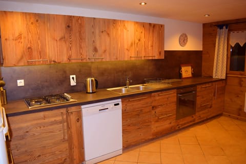 Private kitchen | Fridge, microwave, oven, stovetop