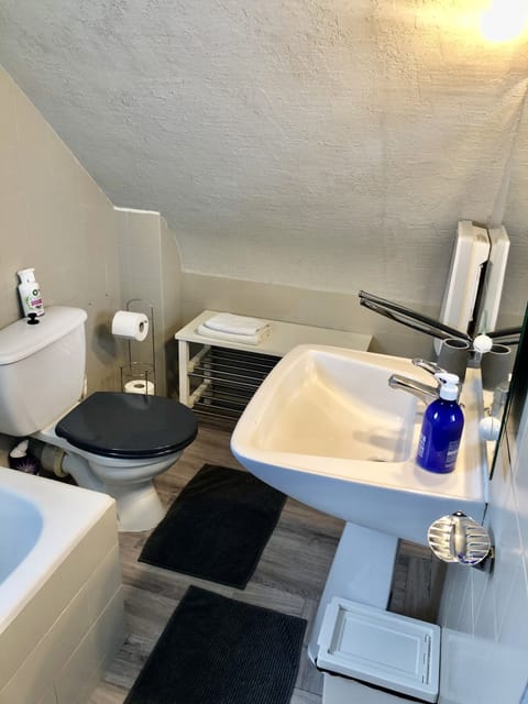 Combined shower/tub, hair dryer, towels