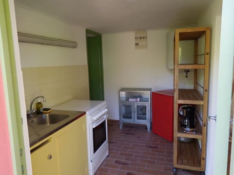 Fridge, oven, stovetop, coffee/tea maker