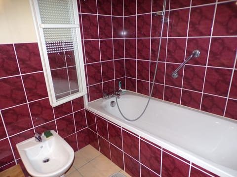 Combined shower/tub, bidet, towels, soap