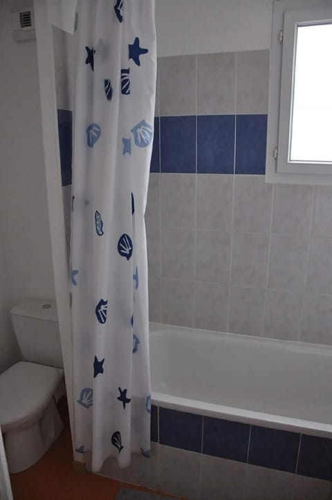 Combined shower/tub, hair dryer, towels, soap