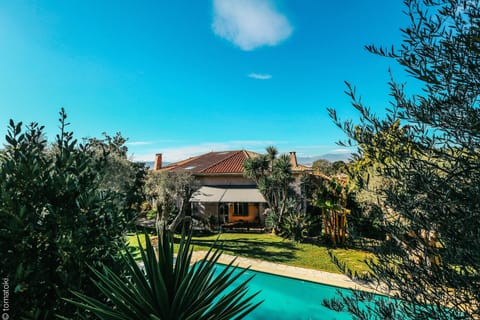 Overview of the villa Douchka and its pool