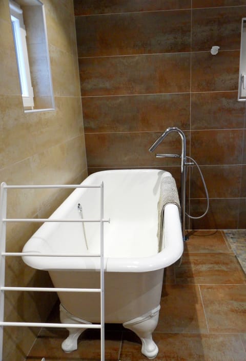 Combined shower/tub, hair dryer, towels