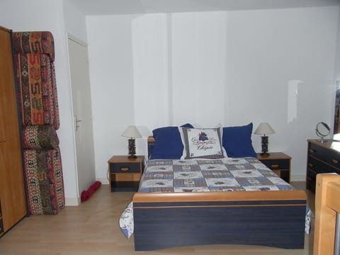 1 bedroom, iron/ironing board, bed sheets