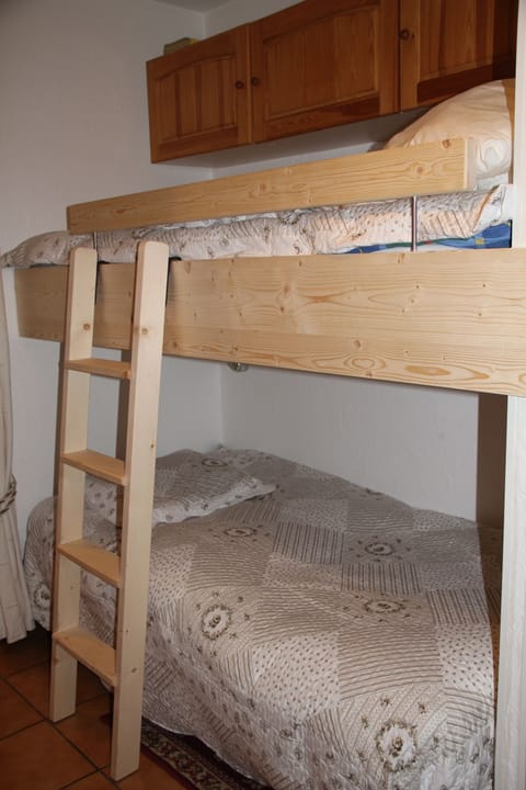 Iron/ironing board, travel crib, free WiFi, bed sheets