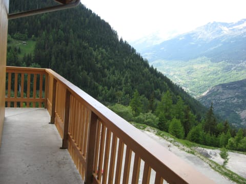 Balcony in L with view on the valley, the mountains and the resort