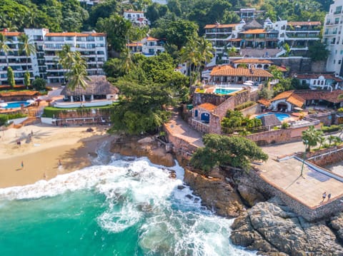 Beach nearby, sun loungers, beach towels