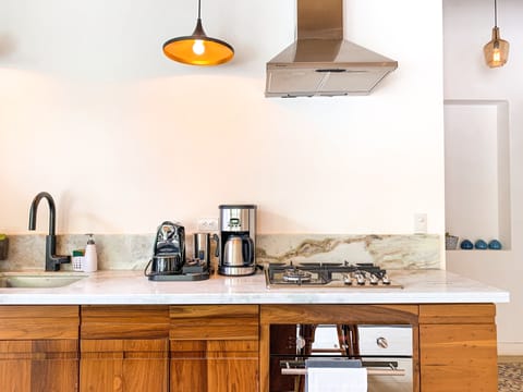 Fridge, oven, stovetop, coffee/tea maker