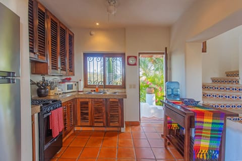 Fridge, oven, stovetop, coffee/tea maker