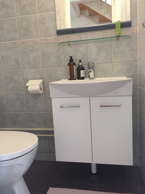 Bathroom | Combined shower/tub, jetted tub, hair dryer, towels