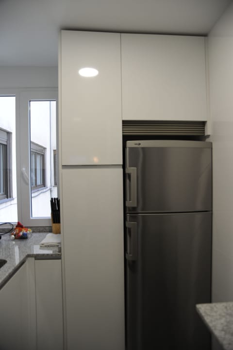 Fridge, microwave, dishwasher, coffee/tea maker